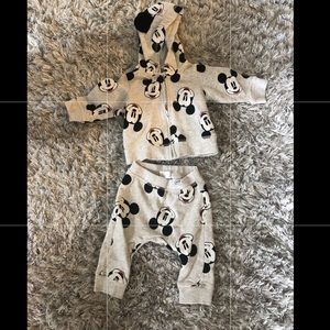 H&M Matching Sets - H&M Disney baby Mickey Mouse sweatsuit H&M Matching Sets - H&M Disney baby Mickey Mouse sweatsuit